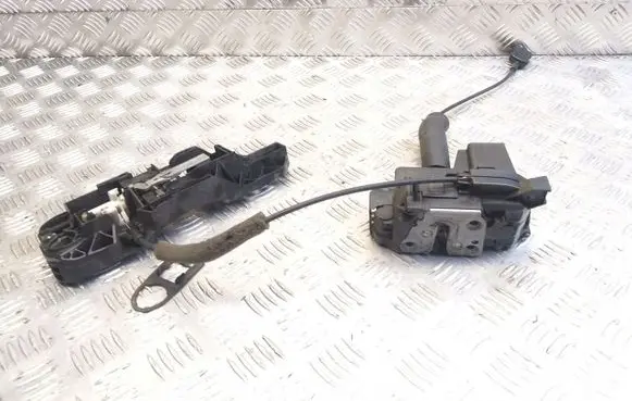 Renault Megane III Front door lock 825020025R