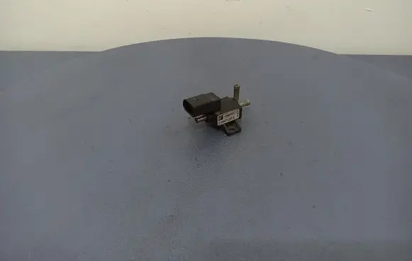 Volkswagen Golf V Vacuum valve 700470070
