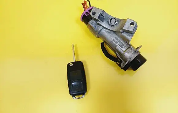 Volkswagen Golf IV Ignition lock 4B0905851C