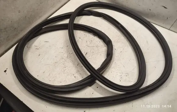 Volkswagen Touareg I Rubber seal loading door window/glass 