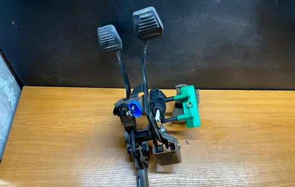 Ford Focus Pedal assembly 98AB2450