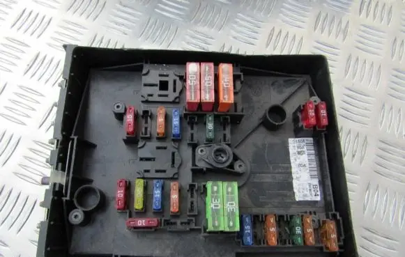 Volkswagen Golf V Fuse box set 1k0937125a