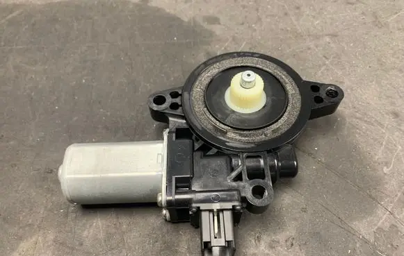 Mazda 6 Front door window regulator motor D6515958X
