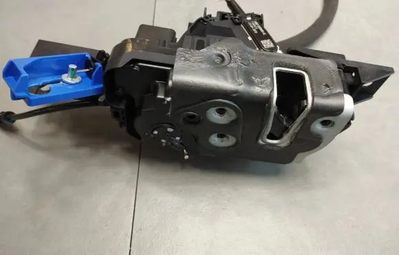 Volkswagen Amarok II Front door lock N1WAE21813PF