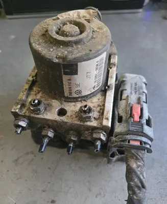 Volkswagen Caddy ABS Pump 2K0907379B 10097003123 00009496D1