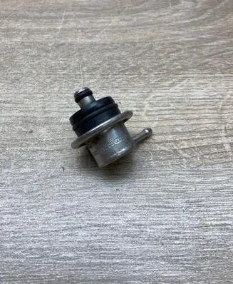 Audi TT Mk1 Fuel pressure regulator 037133035H 72201702