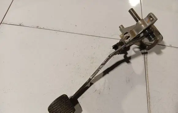 Mercedes-Benz CLK A208 C208 Brake pedal 