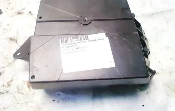 Renault Clio III Fuse box cover 8200587123 54094