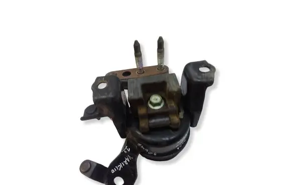 Toyota Corolla Verso AR10 Engine mount bracket 