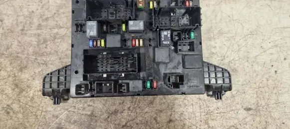 Opel Astra J Fuse module 365927271