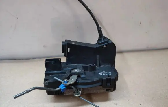 Renault Trafic II (X83) Front door lock 8200008261