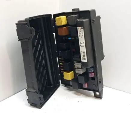 Opel Astra H Fuse module 13206748 5DK00866848 743381