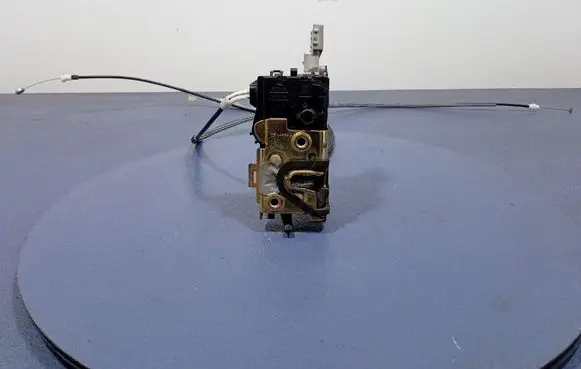 Peugeot 1007 Front door lock 9646010680D