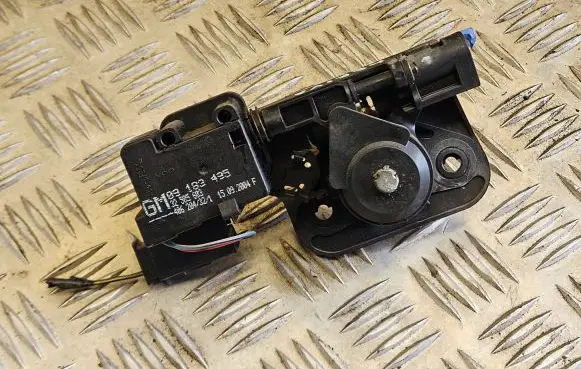 Opel Meriva A Tailgate exterior lock 13168317 13168318 13168316