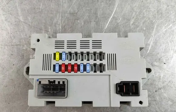Land Rover Discovery Sport Fuse module LR041091