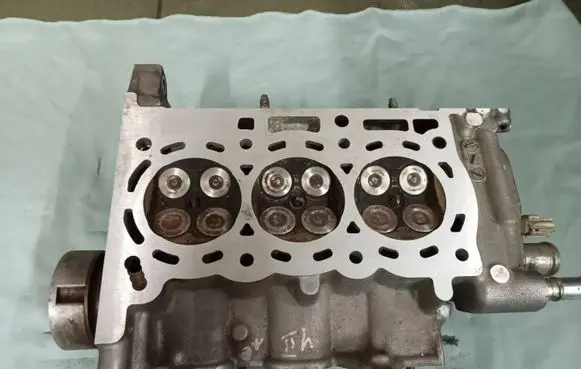 Toyota Yaris Engine head 0000