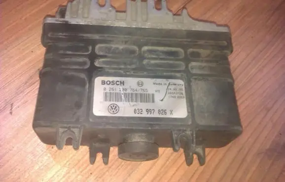 Volkswagen Golf III Engine control unit/module 0261200764