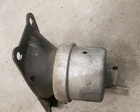 Volkswagen Transporter - Caravelle T5 Engine mount bracket 7H0199256H
