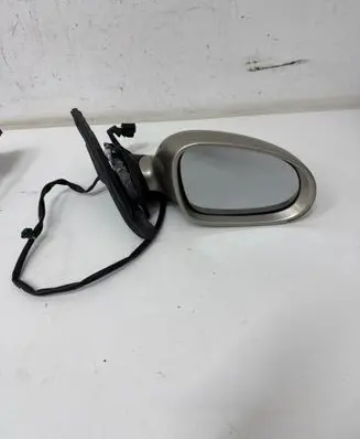 Volkswagen Jetta V Front door electric wing mirror E1010836