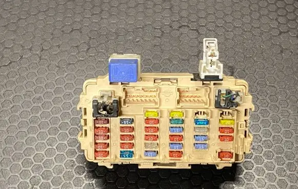 Nissan X-Trail T30 Fuse module A0108