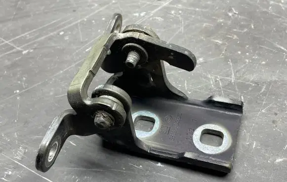 Opel Insignia A Front door lower hinge A046574