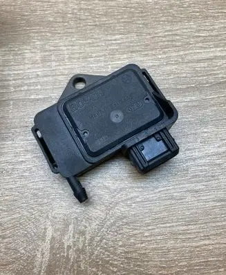 Volkswagen Golf III Air pressure sensor 3A0906051 0261230008