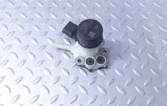 Land Rover Defender Adblue pump LR133195 LPLA5L272AA