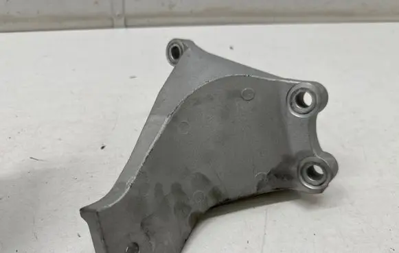 Nissan Leaf II (ZE1) Engine mounting bracket