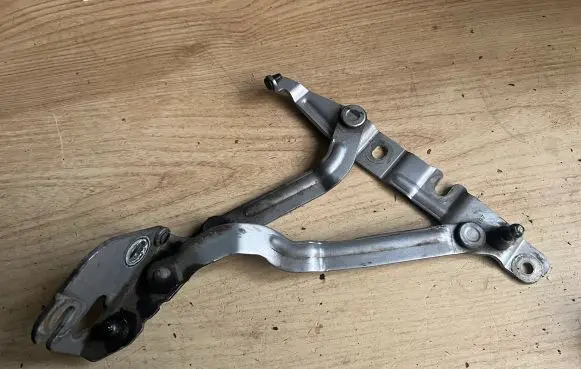 Audi A6 S6 C5 4B Tailgate/trunk/boot hinge 4B5827301