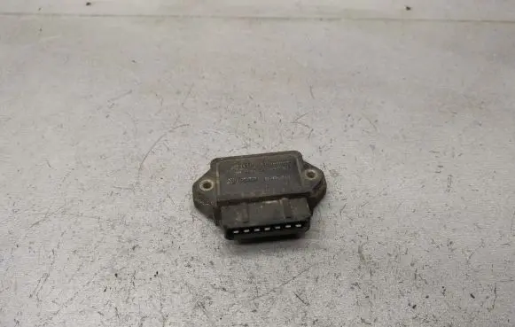 Audi 80 90 S2 B4 Ignition amplifier control unit 211905351D