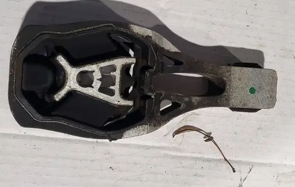 Peugeot 5008 II Engine mount bracket 9811786680