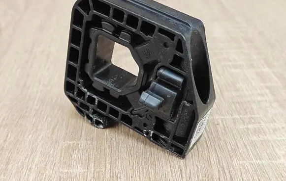 BMW X4 G02 Radiator mount bracket 8642753