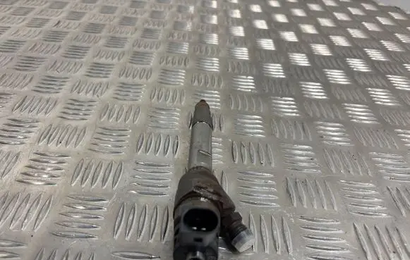 BMW 2 F46 Fuel injector 0445110613 65527 04451100