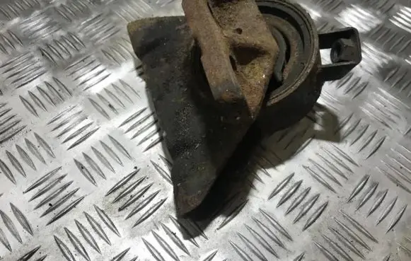 Mazda 626 Engine mount bracket
