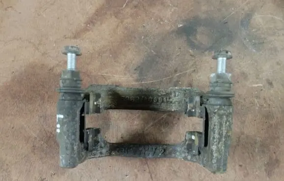 Peugeot 3008 I Brake caliper pad carrier rear 