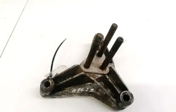 Mitsubishi Carisma Engine mounting bracket MR222150