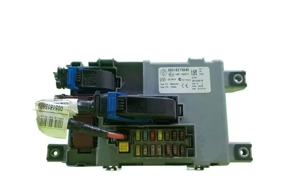 Fiat 500 Fuse box set 28143018 BEZPIECZNIKOW