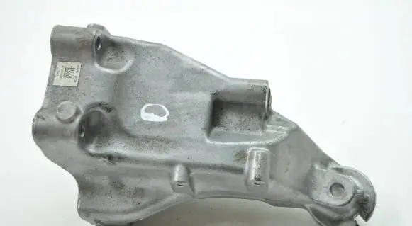Engine mounting bracket