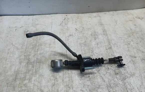 Opel Zafira B Clutch master cylinder 90581565