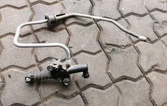 Renault Trafic III (X82) Clutch slave cylinder 306105588R 93868391