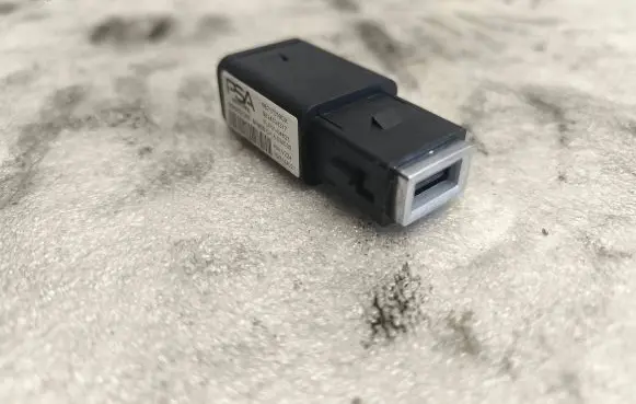 Peugeot 2008 II USB socket connector 98217039DX PLP0104633 9824334377