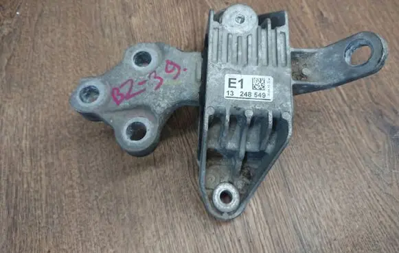 Opel Astra J Engine mount bracket 13248549