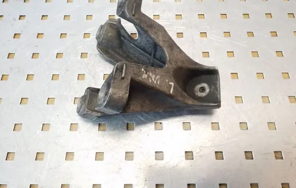 Audi A4 S4 B7 8E 8H Engine mounting bracket 8E0199307AB