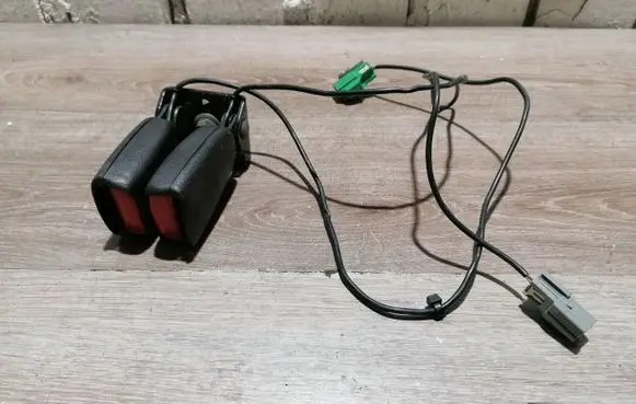 Volvo S40 Middle seatbelt buckle (rear) 