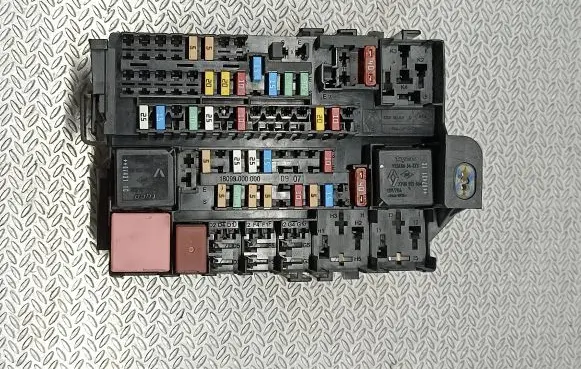 Renault Laguna III Fuse module 8200393836
