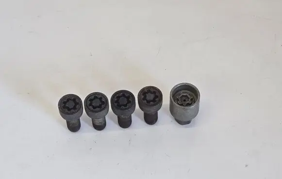 Volkswagen PASSAT B8 Anti-theft wheel nuts and lock