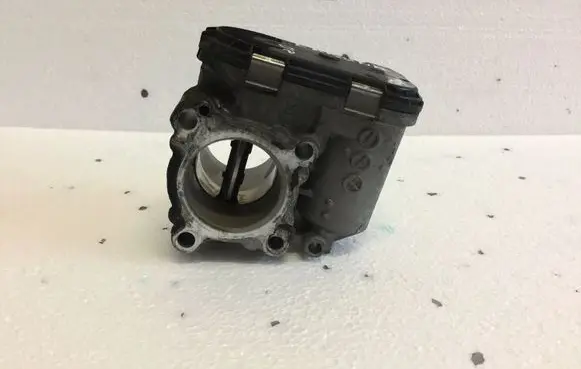 Renault Laguna III Throttle valve 8200330810