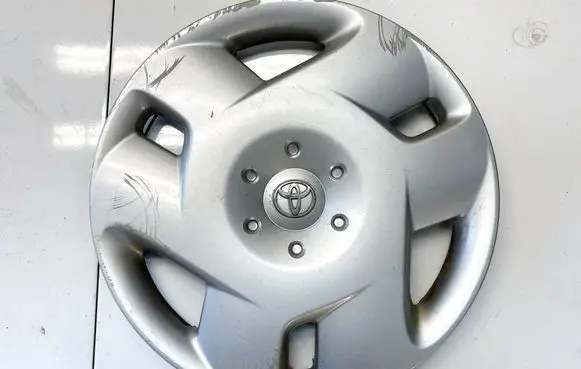 Toyota Corolla Verso E121 R17 wheel hub/cap/trim 2518