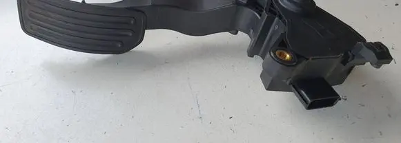 Nissan Leaf I (ZE0) Accelerator throttle pedal