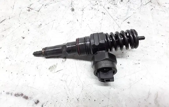 Volkswagen Golf IV Fuel injector 038130073F